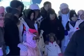 郭晶晶一家来哈尔滨啦 与游客亲切合影 包裹严实秒变东北人 霍启刚曾向全国推荐哈尔滨 #郭晶晶  #霍启刚  #哈尔滨视频封面
