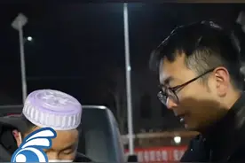 甘肃小伙向在外务工的父亲报平安，电话接通那一刻……父亲如释重负，笑了。视频封面