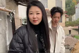 陪陌生老人吃一顿饭！两个听不清，一个聋哑人。 农村自建房重新装修一下。#农村美食记录生活 #记录真实生活 #普通的饭菜都是家的味道视频封面