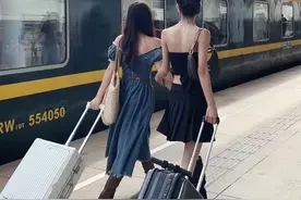 沉浸式坐火车🚞带闺蜜住火车套房都在干嘛 #vlog #出行 #沉浸式 #火车 #闺蜜视频封面