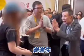 70岁老戏骨李雪健现身金鸡奖，双手合十婉拒工作人员贴身开道：别跟着我视频封面