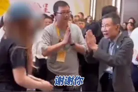 70岁老戏骨李雪健现身金鸡奖，双手合十婉拒工作人员贴身开道：别跟着我视频封面