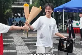 2025高考安徽首批完考学生： 三年高中学习圆满落幕 多年之后我可能记不得考题 一定记得第一个冲出考场的那个下午

大皖新闻讯  6月9日上午 2025年安徽高考化学和地理科目考试结束，
意味着选考物理、化学、地理三门学科的考生 完成了所有科目的考试
随着考试铃声的结束，考生们在鲜花和欢呼声中冲出考场。
“多年之后，我不会记得考试题目，但我一定会记得我第一个冲出考场。”考生周同学第一个冲出考场后对记者说。
考生马同学兴奋地说：“三年很长又很短，感觉高中圆满了。”她还想对父母三年的陪伴说声感谢。
大皖新闻记者于源绮
#2025高考 #2025高考加油视频封面