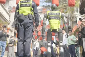未来已来！深圳南头古城机器人警察现身巡逻 #不是上链接吗怎么上警车了 
#机器人警察巡逻视频封面