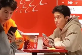 女子让闺蜜帮忙去要帅哥微信，旁边的就怕把他给忘了，第二个眼神有点拉丝儿。#帅哥 #眼神杀 #这谁顶得住啊 #甜甜的恋爱视频封面