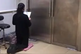 11月12日，浙江宁波，女子在重症监护室门前跪地8小时，祈祷家人平安，看到这一幕眼眶湿润了视频封面