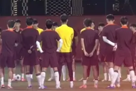 【#中国男足 ：从失利中学习，尽快调整好状态】9月7日，中国男足在回国后迅速投入训练，全力以赴备战下一场比赛。队员蒋圣龙在谈及上一场失利时表示：“失败令人沮丧，但我们不能长时间陷入其中，日本队的相互默契非常好，从他们身上学到了很多。”对于未来的比赛，队员拜合拉木说：“为了十号的比赛，尽快把自己的心态和状态都调整过来，迎接下一场比赛。” #中国男足将在9月10日迎战沙特阿拉伯队 。(央视体育）视频封面