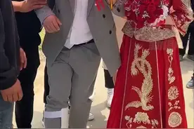 5月8日，江苏徐州，刻骨铭心！新郎骨折被朋友抬着参加婚礼：前一晚被200斤朋友压断了腿  视频封面