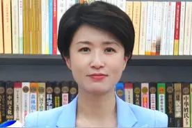 【主播说】最近一条天津大爷在等红绿灯时放声歌唱的视频在平顶山广播电视台抖音号上推出后，引发近20万网友点赞。今天我们一起去了解歌声背后的故事。（摄制：赵元杰 宗李谦）视频封面