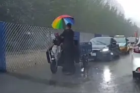 突然下起大雨，好心男子给淋雨的老人送去一把伞，一把伞为老人撑起一片天！#暖心一幕 #正能量 #社会百态 视频封面