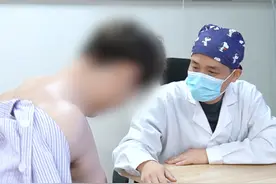 健身小伙胸部发育，大多数是腺体。#健身 #雌化 #男性乳腺发育症视频封面