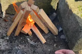 将汽油与肥皂混合创造出一个既安全又便携的助燃剂，真的太牛了视频封面