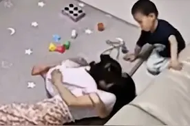 母亲突发低血糖晕倒在地，女儿惊慌大声哭喊，打电话求助泪奔 #感动瞬间 #监控下的一幕视频封面