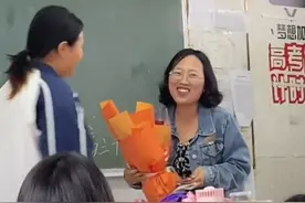课堂上高三学生，为每位老师送上鲜花，表达感恩和感谢。（视频来源： @尼克杨）#2022高考必胜 #2022年高考护航 #毕业视频封面