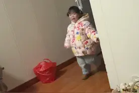 当姐姐第一次见到刚出生的妹妹 记录嘻嘻姐姐从小心翼翼到完全放开 #萌娃日常 #人类幼崽 #骗你生女儿 #爸爸带娃视频封面