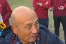 68岁殷铁生率领山东男足夺冠， 全队赛后这样致敬传奇老帅视频封面