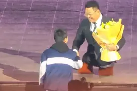 #男孩一个动作化解演讲者尴尬  2月23日，山东临沂。无腿勇士陈州为学生们做励志演讲，女孩送花后转身离开正好没有看到伸出的手，前排男孩一个箭步上前握手，尴尬瞬间被化解！#暖心视频封面