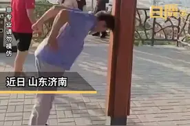 真·头铁！7旬大爷用头猛撞铁柱锻炼#大爷就是大爷 #锻炼 #奇葩 视频封面