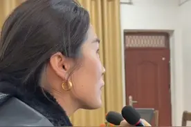 【江西一学校“监控喊话”督促下课 校方回应：学生压力缓解】 3月30日，江西省遂川县博雅学校官方抖音号，发布了一则视频，视频显示，一名工作人员用监控和广播连线下课后仍在教室里上课学习的师生：“王老师辛苦了！现在是下课时间，请您准时下课！”“九九班的这些同学，现在是下课时间，你们可以出去走走，活动活动。”校方回应：“监控喊话下课”是为了响应国家“减负双休”政策，“我们从上个星期开始实施，（实施后）学生压力缓解，学习兴趣更好一点，更活泼一点。”#学校课间查监控广播喊话  #课间时间  #学校  （来源综合自大皖新闻、极目新闻）视频封面