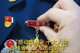 25年他的荣誉奖章填满了行李箱#蓝朋友的日常 #消防员 #荣誉证书晒一下 #正能量视频封面