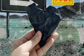 青海省茫崖的黑独山被游客大量捡走黑石头后“不黑了”的话题近日引发广泛关注。景区和当地文旅也证实，黑独山外围山体，尤其山脚处，确实因游客捡石变得不如以前黑，目前外围山体已暂时关闭，仅开放腹地景区。有专家指出，游客捡石行为除了破坏脆弱的地质结构，还可能因为这些石头含有放射性元素，人体长期接触存在健康风险。#青海旅游 #黑独山 #捡石头 #危害健康 #大冤种
