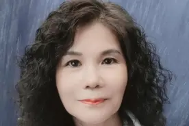 惊爆！大爷踩楼梯扶手偷看女生洗澡，监控全记录！ #社会热点视频封面