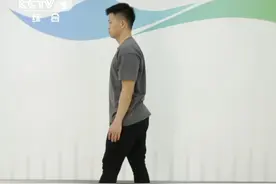 “网红健身器”拉筋板有啥用？怎么用最科学？跟着视频学起来！视频封面