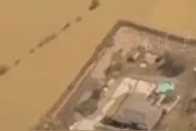 难以置信！美国一家庭自己修堤坝 洪灾中成功保住家园视频封面