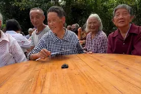 我们农村这边吃席早上开席，大家也很文明，吃完后主人家会给袋子，需要的可以打包，不是别人说的菜刚上桌都被打包走了。#农村吃席有多热闹 #乡村烟火气最抚凡人心 #人多吃饭就是香 #记录真实生活 #在农村的生日视频封面
