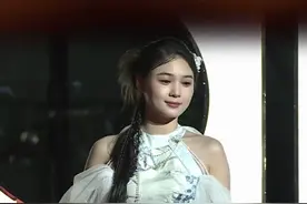 短剧顶流齐聚深圳！左一来了！ #你的电子榨菜都来深圳了 2月20日，短剧演员左一亮相“DataEye剧查查之夜”红毯现场！#短剧顶流齐聚深圳视频封面
