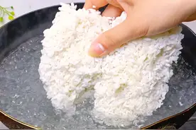 把剩米饭放进滚烫的开水里，头一次见这做法，太香太好喝了视频封面