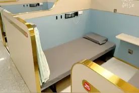 火车卧铺搬进休息室？#杭州西站候车过夜已经是nextlevel 。配备空调、淋浴、充电等便民设施。