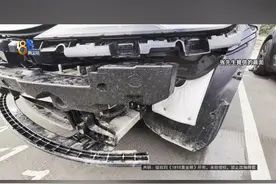 张先生有一辆特斯拉MODEL 3，买来花了23万多，才开了三个多月。前几天他去绍兴柯桥一家贴膜店，店员把车子倒进店里的时候撞上了墙。双方事后签了一份协议，张先生拿了七千五百元赔偿，后来得知保险公司不理赔，特斯拉的维修报价是两万多...张先生觉得自己吃亏了。#1818黄金眼 #特斯拉 #汽车视频封面