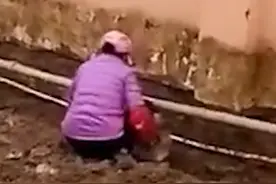 “厕所太干净了，我不想搞脏”江西大姐大冬天光脚上厕所被赞，清洁工人：当时感动得流了泪。#女子把带泥的鞋脱掉光脚上厕所 视频封面