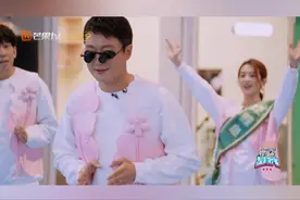 #佟大为听取哥声一片 “我的双手就是尺”游戏进行中，@佟大为 戴上特制眼镜踢球也稳稳当当一击就中~结果摘下眼镜时却忘了继续将手维持手部的状态！现场顿时被队友们呼喊“哥”提醒他的声音淹没，真是笑不活了~视频封面