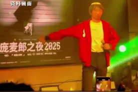 #庞麦郎巡演上海站售罄 ，#庞麦郎：谢谢上海朋友的支持  ！购票观众：庞麦郎歌词写得很好，“看过关于他的报道，很想见见这个人”，也有人称自己买票是搞抽象“上海包容性强，什么样的演出，票都能卖出去”视频封面