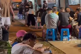 中国美食出海有多受欢迎？加州街头爆改柳州路边摊！ #广西人在美国洛杉矶卖螺蛳粉座无虚席  ，外国友人吃了表示味道good！视频封面