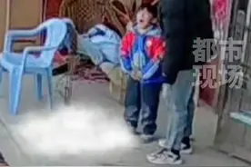 小男孩尿急在院子里小便，结果院子里的鸡冲上来...妈妈：“医生说没事，鸡没有杀没有炖”#搞笑一幕 #万万没想到 来源@🐏乐哆视频封面