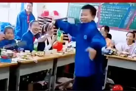 多好的氛围啊！学生老师玩成一片，男孩与老师斗舞，戏精表情太好笑了~#舞蹈 #校园 #热门视频封面