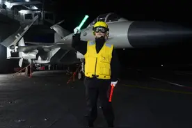 深蓝玫瑰！辽宁舰女着舰引导员保障直升机夜间起降视频封面