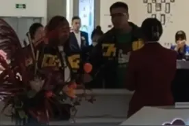 网红“滕曼夫妇"去商场逛街就餐后
商场和店家进行消毒工作
现场控诉：向我们夫妻道歉！
（编辑：罗钧栋 张薇 实习生林曼佳；审签：郑紫薇）视频封面