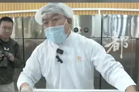 【北京校园餐管理新规实施 #新学期中小学生不再吃盒饭  】新学期，北京中小学生不用再吃盒饭了。校外供餐的中小学校将实现“桶餐到班”全覆盖。北京市教委介绍，统一提供非一次性餐具、校领导落实陪餐制度、推进智慧食堂建设等校园餐管理新规实施到位，学生在校吃得更营养、更健康。视频封面
