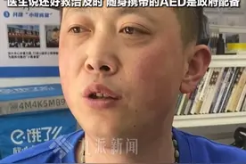 3月25日，湖北#武汉救人外卖小哥是一名退伍军人  ：用手指掰开老人的嘴清理白沫，医生说还好救治及时，#外卖小哥随身携带AED救人 。视频封面