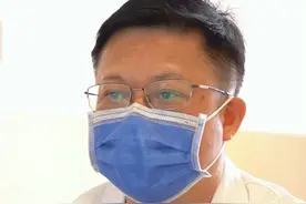 这个病也会引起长期头晕头痛 卵圆孔未闭是一种先天性心脏结构异常，是应于婴儿出生后自然闭合的心脏通道未能合上形成的疾病。卵圆孔位于胎儿时期左右心房之间，用于通导母亲的脐静脉血用于胎儿发育，出生2个月后应该完全关闭。卵圆孔未闭在每四名成人中就有一人患病，是最常见的成人先天性心脏异常之一。根据卵圆孔的直径，它还可以进一步分为3种类型，分别是大卵圆孔未闭（≥4.0mm）、中卵圆孔未闭（2.0~3.9mm）以及小卵圆孔未闭（≤1.9mm）。
大多数患者由于心脏内血液分流量小，不会出现明显症状。然而，一旦因各种原因导致右心房压力超过左心房，如剧烈运动、咳嗽或潜水等，卵圆孔未闭可发生明显的右向左异常分流，导致反常栓塞等相关临床综合征，出现不明原因的头痛、头晕、呼吸困难或肢体无力等症状。
如果出现上述任何症状，应立即就医，医生会通过心脏彩超（超声心动图）进行诊断。卵圆孔未闭的常用治疗方案包括药物治疗、经导管封堵卵圆孔或外科手术，具体的治疗方案需要由心血管专科医生经过评估后决定。卵圆孔未闭在得到及时治疗后，一般预后较好。
#卵圆孔未闭 #心脏病 #心血管内科 #头痛 #头晕视频封面