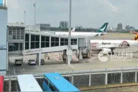 台媒：台湾虎航一航班乘客自称“携带手榴弹”，吓坏空姐，机组人员紧急报警！视频封面