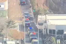 数台韩国总统警卫处车辆驶出总统官邸 尹锡悦或在车队内 视频封面