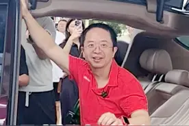 #周鸿祎试驾新能源车被夹手 周鸿祎回应手被车门夹，“我反应快没被彻底夹住”，冰块敷了半天，手骨头没事，我的手还是好手，车也是好车视频封面