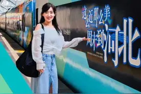 【北京出发｜颠覆认知，最美旅游列车首发！】“星光•燕赵号”旅游列车首期前往承德、秦皇岛两个方向，“座车成人席位”票价375元/人，还有“座车1大1小席位”“座车2大1小席位”“座车卡座席位”“包厢”等票型可选，票价不等。目前购买有75折优惠，未来该列车还将拓展张家口等目的地。（北京日报客户端）