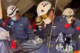 受家属求助，厦门蓝天救援队在第五个救援点，用工兵铲和钢钎经过两小时挖掘带出遇难者。视频封面