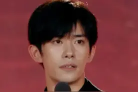 2025#中国电影导演之夜  《小小的我》中饰演刘春和的易烊千玺获2024年度男演员。易烊千玺说得到导演的认可是沉甸甸的荣誉。